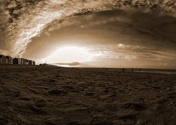 herfstige zonsondergang op het strand in sepia van Youri Mahieu