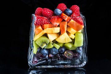 Fruchtsalat in einem Glasbehälter von Winne Köhn