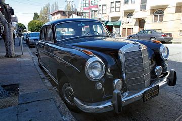 Vintage Mercedes in de straten van San Francisco van t.ART