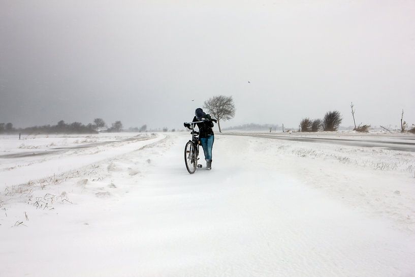 Meisje met fiets in sneeuwstorm in Zeeland van Wout Kok