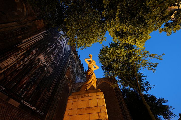 Resistance monument on the Dom square in Utrecht in front of the Dom church by <span class="secondary-font">Donker Utrecht</span>