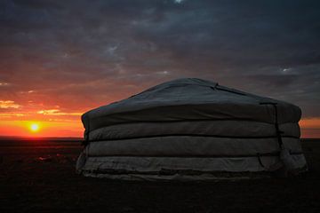 Ger de Mongolie au coucher du soleil sur Bart Hazewinkel