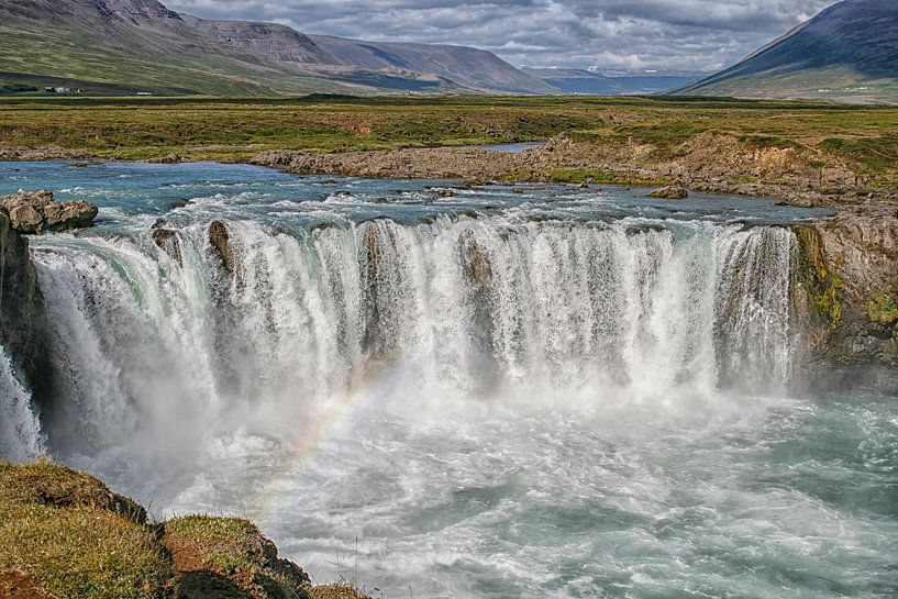 Godafoss Wasserfall in Island mit Regenbogen von Patricia Hofmeester