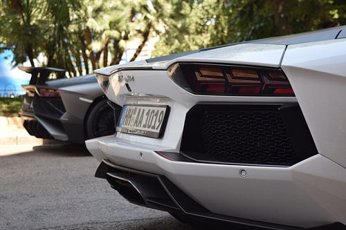 Lamborghini Aventador Pirelli Edition en een Lamborghini Aventador SV in Monaco