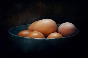 Schale mit frischen Eiern Dunkles Stillleben Food Photography