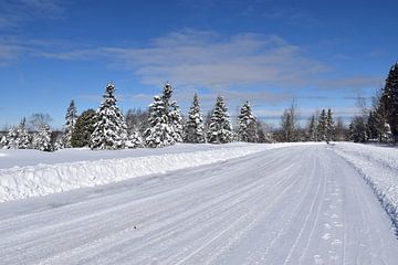 Une route de campagne en hiver sur Claude Laprise