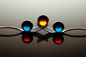 Gekleurde knikkers op twee vorken.