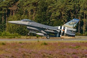 Landung einer belgischen F-16A Fighting Falcon in D-Day-Bemalung.