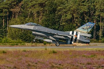 Landing Belgische F-16A Fighting Falcon in D-Day livery. van Jaap van den Berg