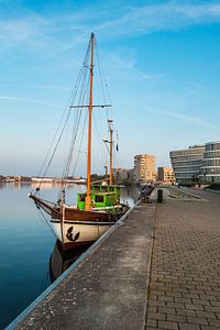 Sailing ship and modern buildings in Rostock, Germany sur Rico Ködder