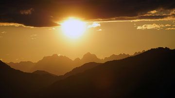 Gouden zonsondergang met uitzicht op de Wilder Kaiser in Tirol van chamois huntress