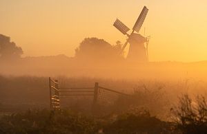 Moulin blanc dans le brouillard