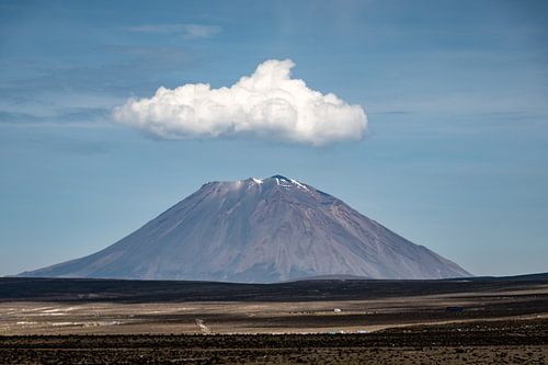 Volcan avec nuage
