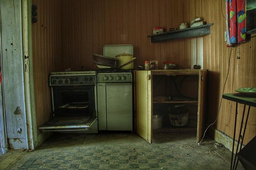 Een verlaten keuken in een verlaten huis