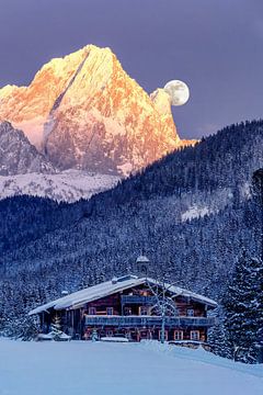 Paysage de montagne "Pleine lune avec Alpenglühen". sur Coen Weesjes