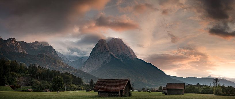 De Zugspitze bij een prachtige zonsondergang van Jonas Weinitschke