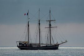 Zeilschip op weg naar zee