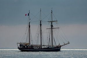 Zeilschip op weg naar zee