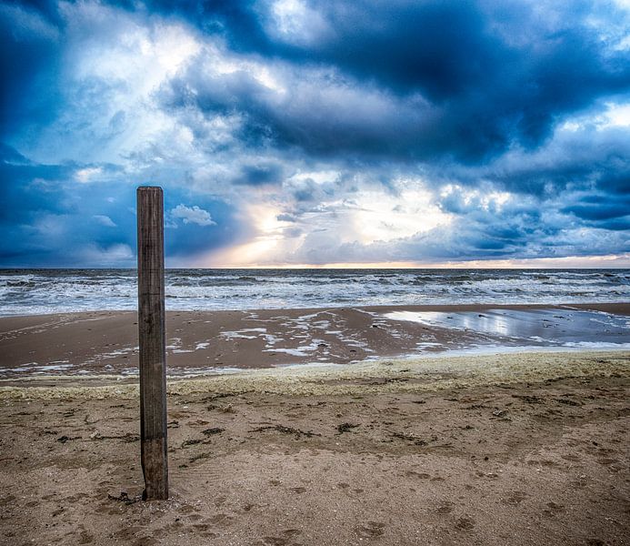 Strandpaal tijdens een stormachtige dag van Alex Hiemstra