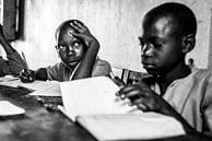 Konzentration auf das Lernen in einem Klassenzimmer in Uganda von Milene van Arendonk Miniaturansicht