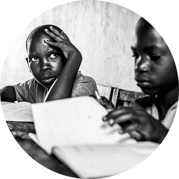 Geconcentreerd aan het studeren in een klaslokaal in Oeganda van Milene van Arendonk