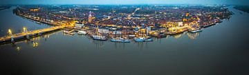 Kampen panorama in de avond van de skyline aan de IJssel