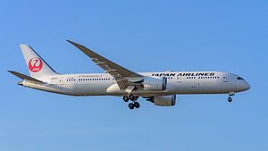 Eine Boeing 787-9 Dreamliner der Japan Airlines bei der Landung.