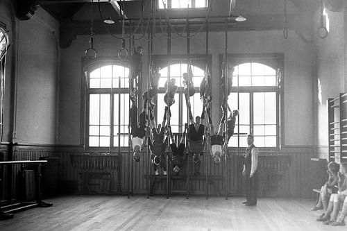 Hanging around 1920s