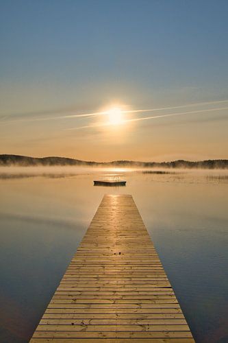 Steiger die in een Zweeds meer reikt