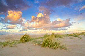 Sonnenuntergang am Strand von Texel mit Sanddünen im Vordergrund