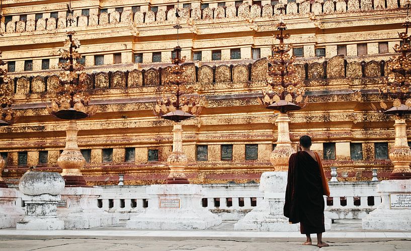 Mönch vor goldverziertem Tempel von Marianne Kiefer PHOTOGRAPHY