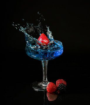 Strawberry Splash in blauem Cocktail von Alvadela Design & Photography