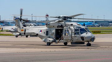 Nederlandse NH-90 helikopter op Schiphol-Oost. van Jaap van den Berg