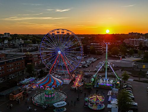 Zonsondergang boven de kermis in Delfzijl.