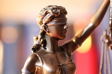 Close-up van een Justitia als symbool van recht, gerechtigheid en van Udo Herrmann