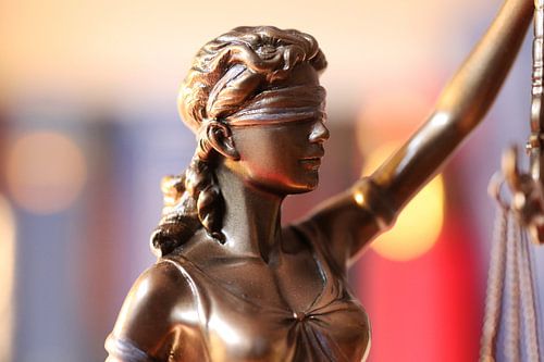 Nahaufnahme einer Justitia als Symbolbild für Recht, Gerechtigk