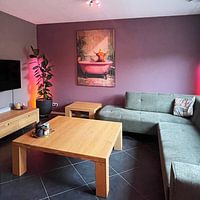 Photo de nos clients: Highlander écossais dans une baignoire vintage rose avec un canard en caoutchouc dans un intérieur ensoleillé par But First Framing, sur ArtFrame