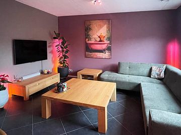 Klantfoto: Schotse hooglander in roze vintage badkuip met badeend in zonovergoten interieur van But First Framing