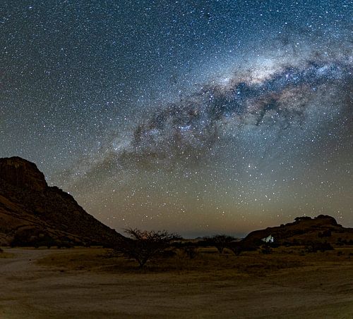 Panorama van Spitzkoppe met Melkweg in Namibië, Afrika