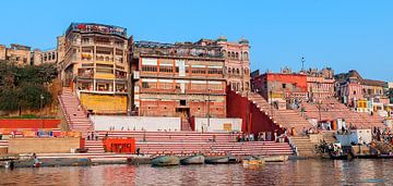 Varanasi: Varanasi vanaf de Ganges van Maarten Verhees