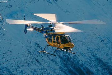Le Bell 407 survolant les Alpes suisses sur Jimmy van Drunen