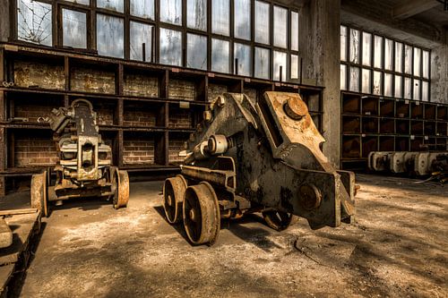 Vervallen oude machines van een verlaten kolenmijn in duitsland