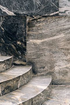 Architecturale trap ᝢ abstracte architectuurfotografie ᝢ marmeren trap van Hannelore Veelaert