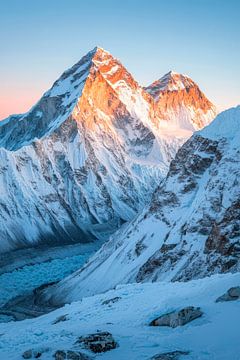 Besneeuwde toppen in het ochtendlicht van Poster Art Shop