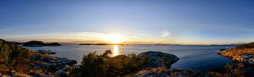 Coucher de soleil d'été sur les Fjords en Norvège panorama