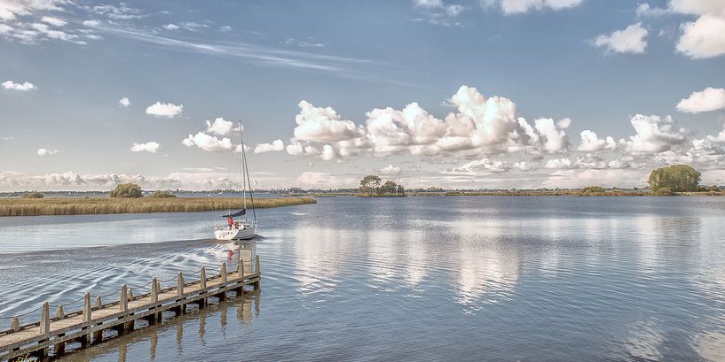 Het Friese waterlandschap en een zomerse wolkenlucht par Harrie Muis