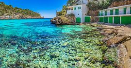 Mallorca, Spanien, Panoramablick auf die Strandbucht Cala Santanyi, Mittelmeer. von Alex Winter