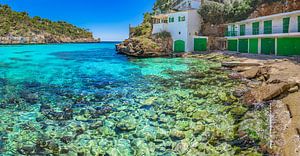 Mallorca, Spanien, Panoramablick auf die Strandbucht Cala Santanyi, Mittelmeer.