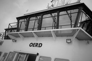 Stuurhut van de Oerd, op weg naar Schiermonnikoog (zwart-wit) van Jurjen Melinga