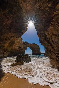 Grotte rocheuse sur la plage sur Denis Feiner